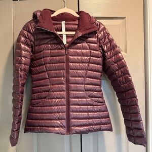 Lululemon Women's lightweight puffer Jacket - Plum/maroon. Size 4